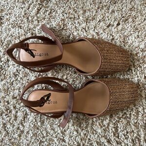 Cute flats, never worn